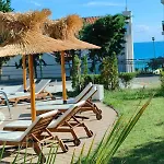 Cozy Seaside Getaway One Bedroom Moni In Apartment