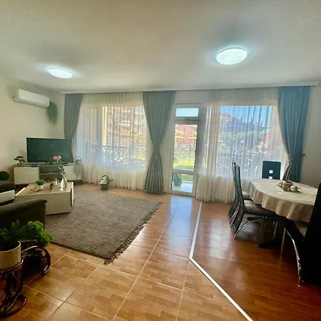 Cozy Seaside Getaway One Bedroom Moni In Apartment *